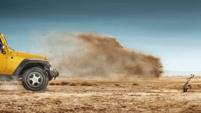 Camioneta levantando polvo en el desierto junto al ancla