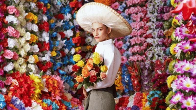 Retrato con sombrero de charro sobre un muro de flores
